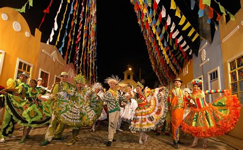 A Dança dos Gigantes: Uma Análise Histórica do Carnaval de Salvador em 2017 sob o Impacto de Pabllo Vittar